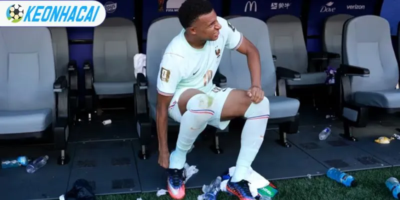 Pháp hụt hẫng khi Kylian Mbappe dính chấn thương trước trận